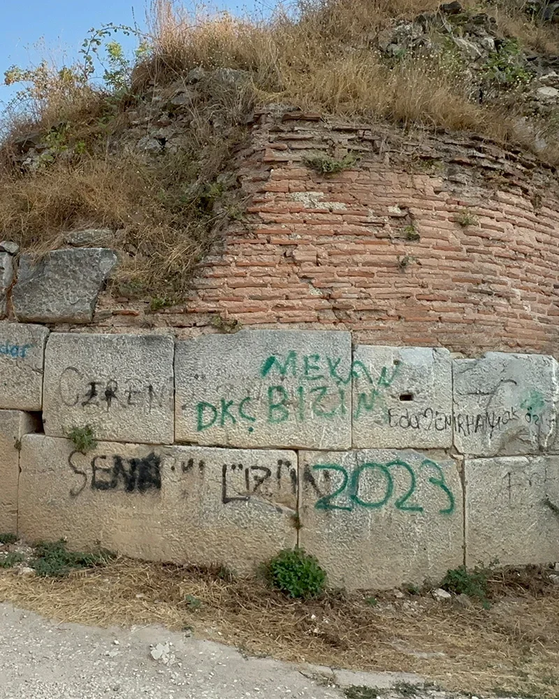 UNESCO geçici listesindeki İznik’te tarihi surlara sprey boyayla zarar verdiler