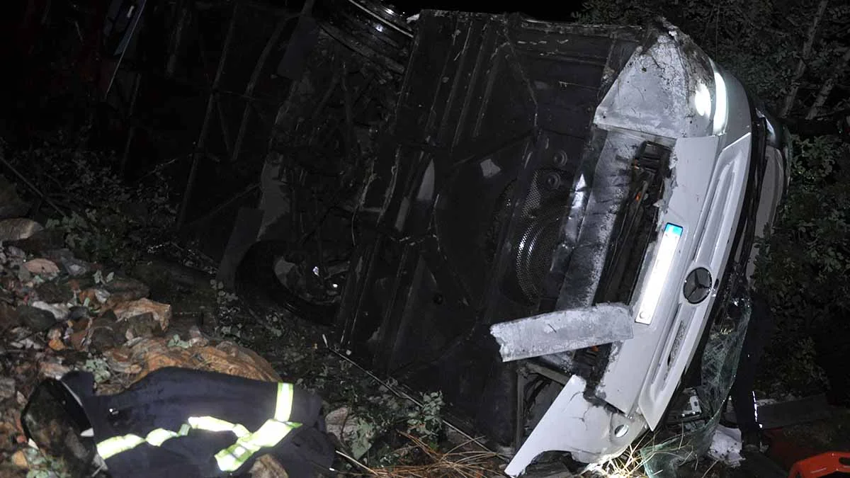 Antalya’da yolcu otobüsü uçurumdan yuvarlandı: 10'u ağır, 33 yaralı