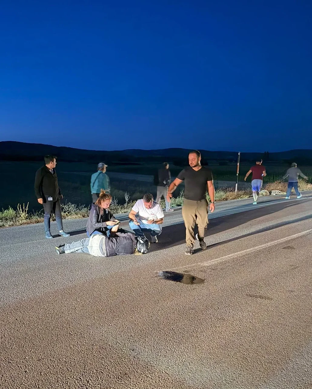 Motosikletiyle Avrupa turuna çıkan Fransız kadın, Burdur’da koyunlara çarpıp yaralandı