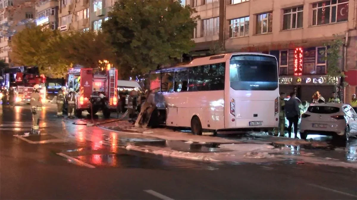 Turistleri taşıyan tur otobüsü yandı: Alevler 3 otomobile sıçradı