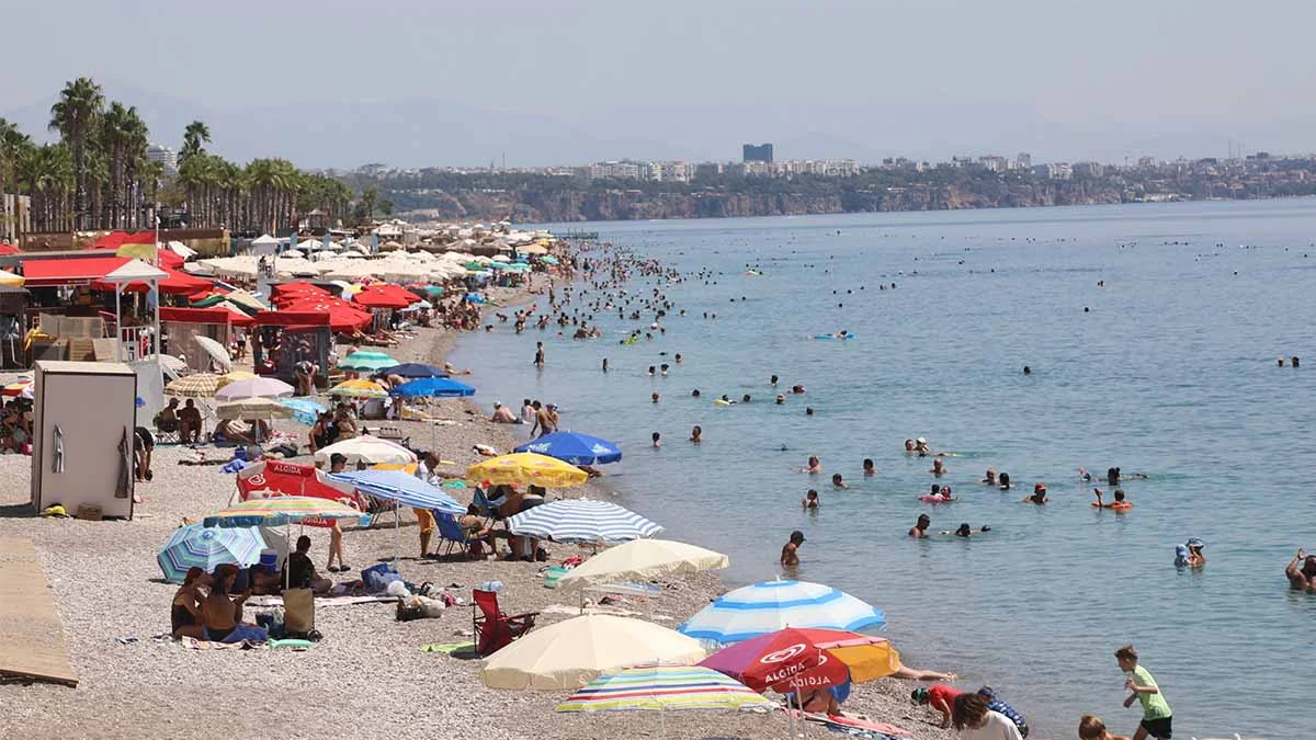 Antalya’nın 33 derecelik deniz suyu sıcaklığı, birçok kentin hava sıcaklığını geçti 