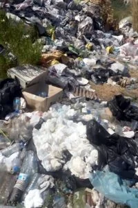 Yol kenarındaki çöp yığınlarını gören Tuğba Özay isyan etti