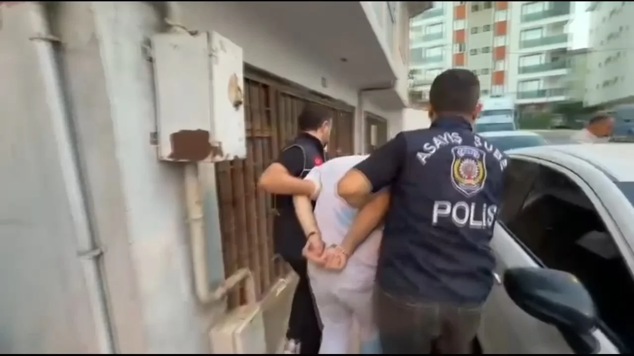 İstanbul'da toplu taşımada turistlere yankesicilik yapan 20 şüpheli yakalandı