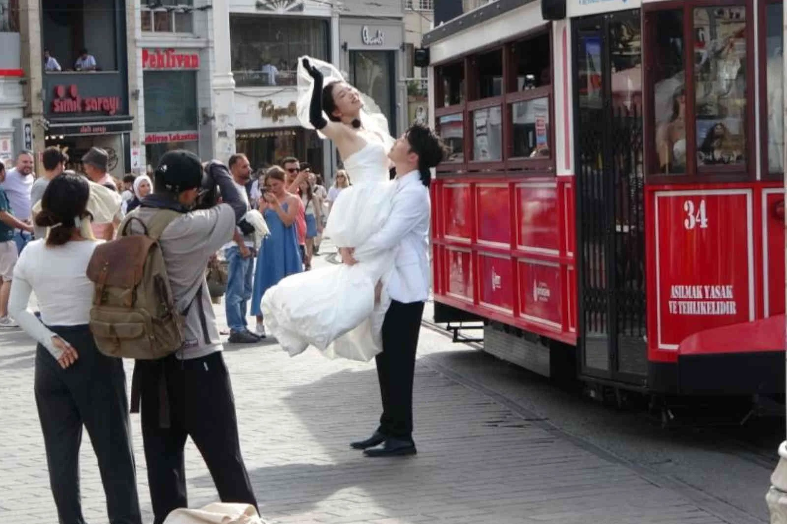 Taksim Meydanı, yeni evlenen yabancı çiftlerin çekim merkezi oldu