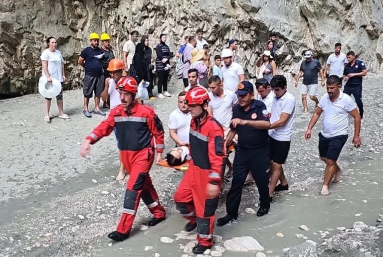 Saklıkent Kanyonu’nda düşen kaya parçası 2 Rus turisti yaraladı