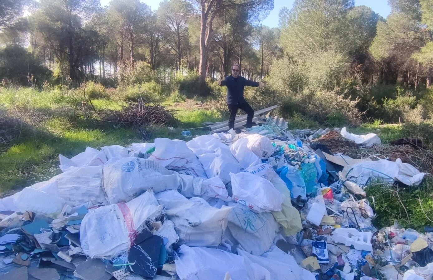 Antalya'nın turizm cenneti Belek'e giden kral yolunu çöplüğe çevirdiler