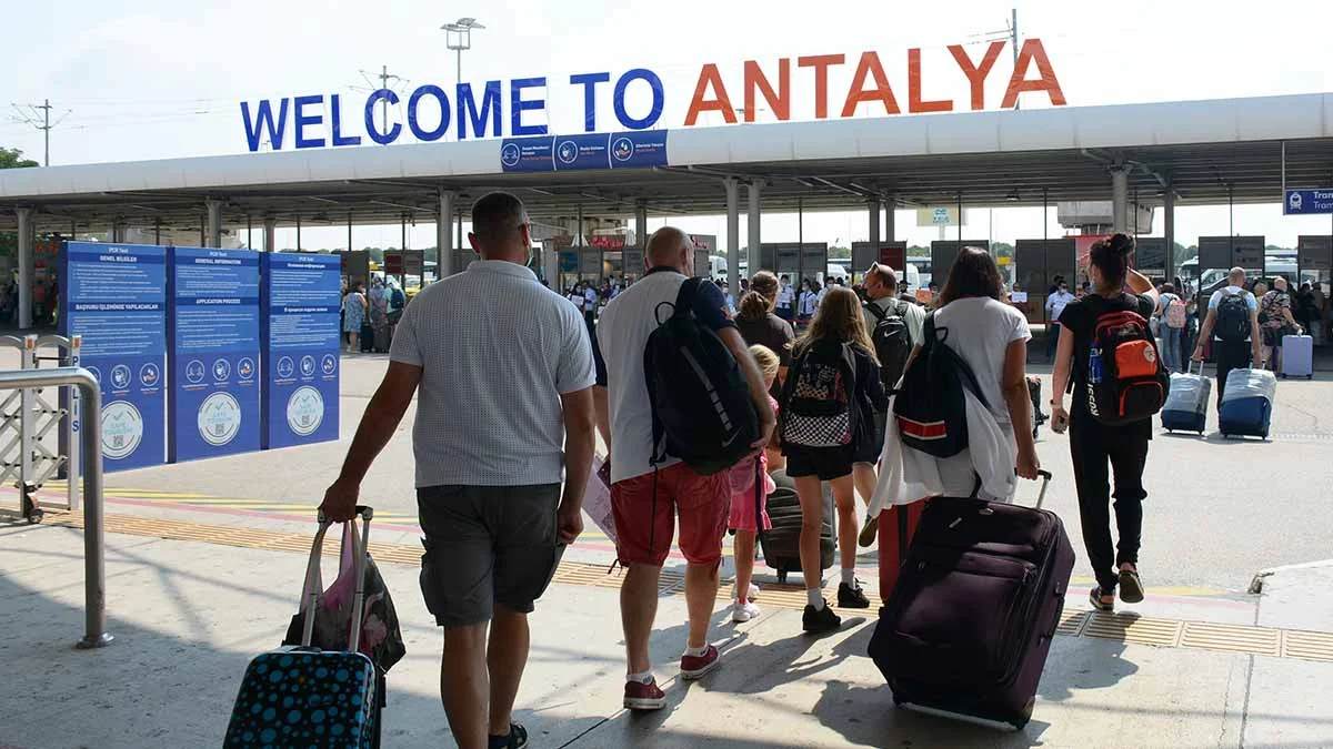 Antalya, 11 milyon turistle yeni bir rekora imza attı