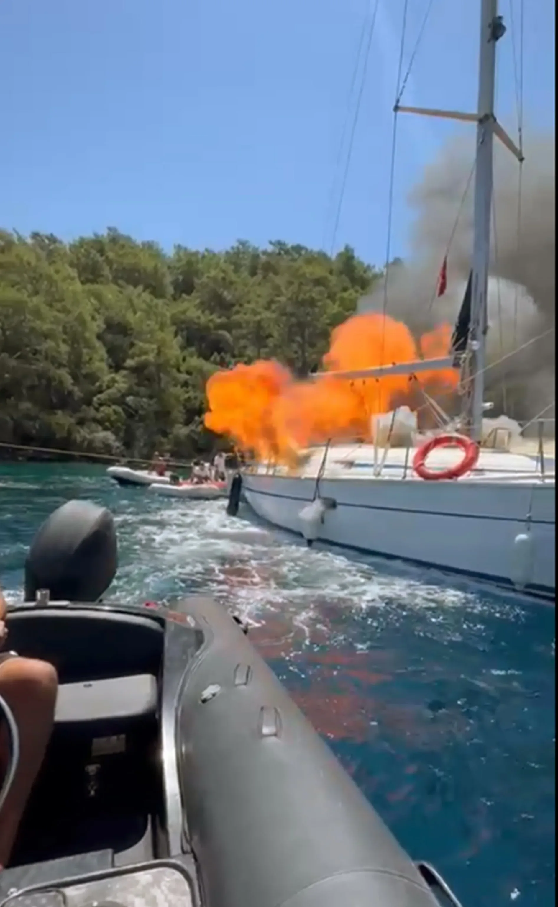Koyda bağlı tekne, alevlere teslim oldu