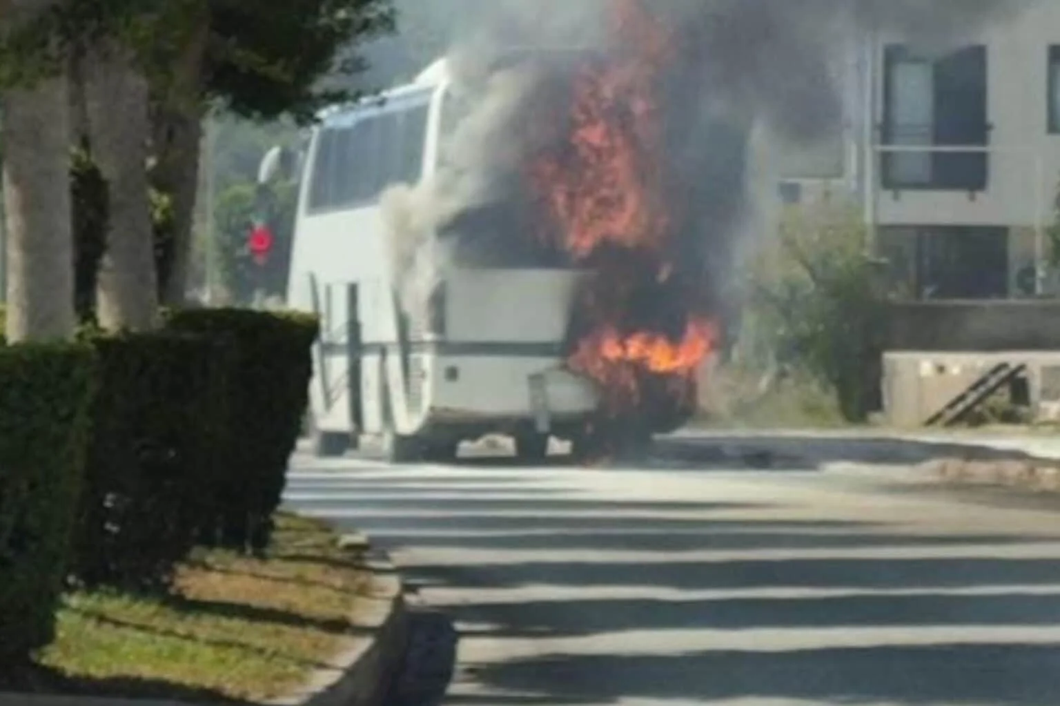 Otel servisi hareket halindeyken yanmaya başladı