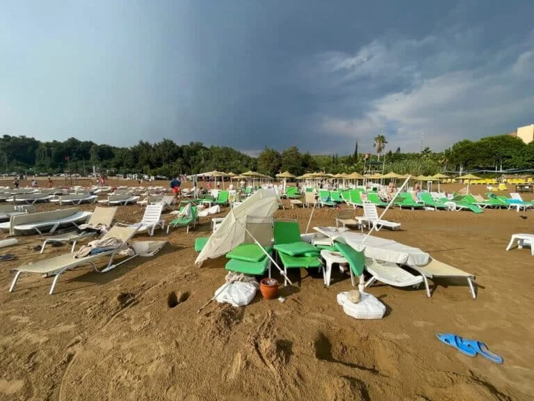 Alanya plajında turistlere fırtına şoku