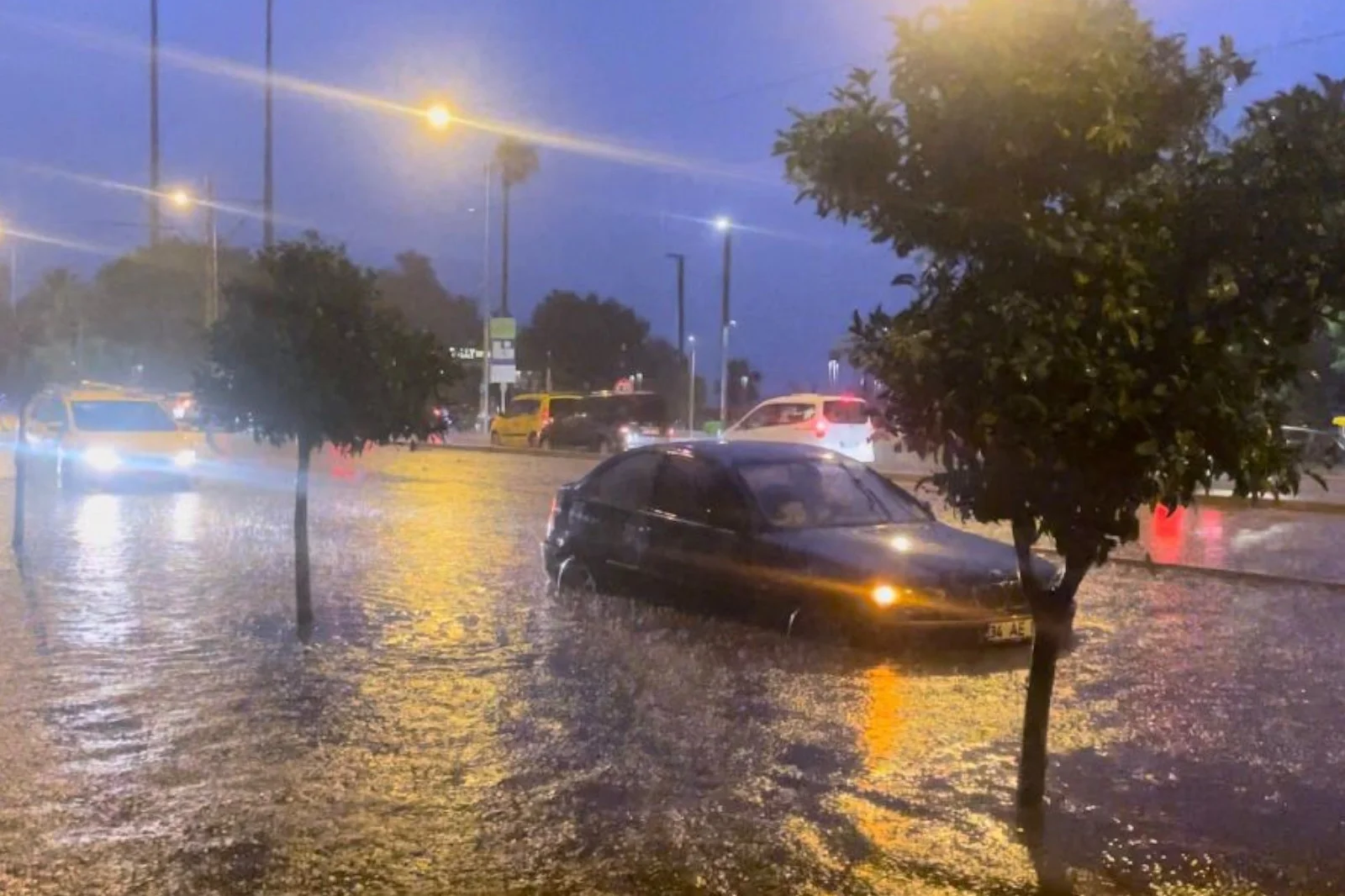 Sağanak ve fırtına Antalya'yı vurdu