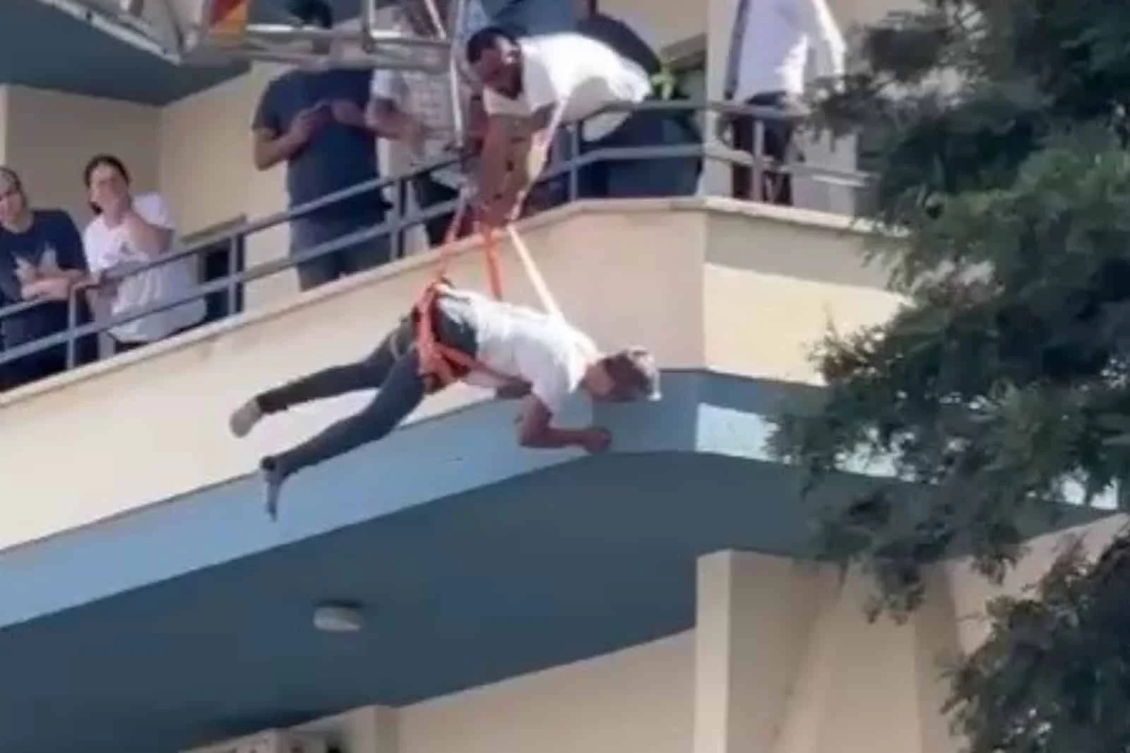 Otelin camlarını temizlerken vinç sepetinden düştüler dehşeti yaşadılar