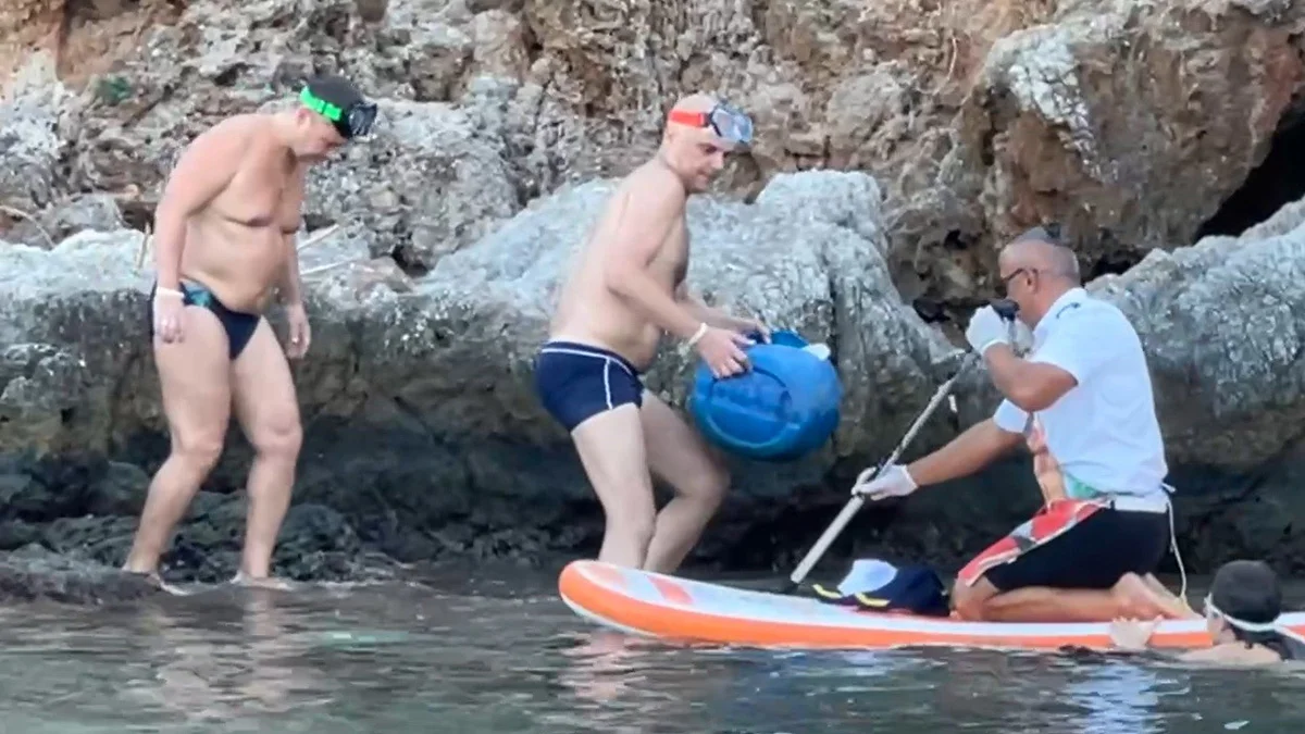 Antalya'da turistler denize atılan çöpleri toplamak için yarıştı