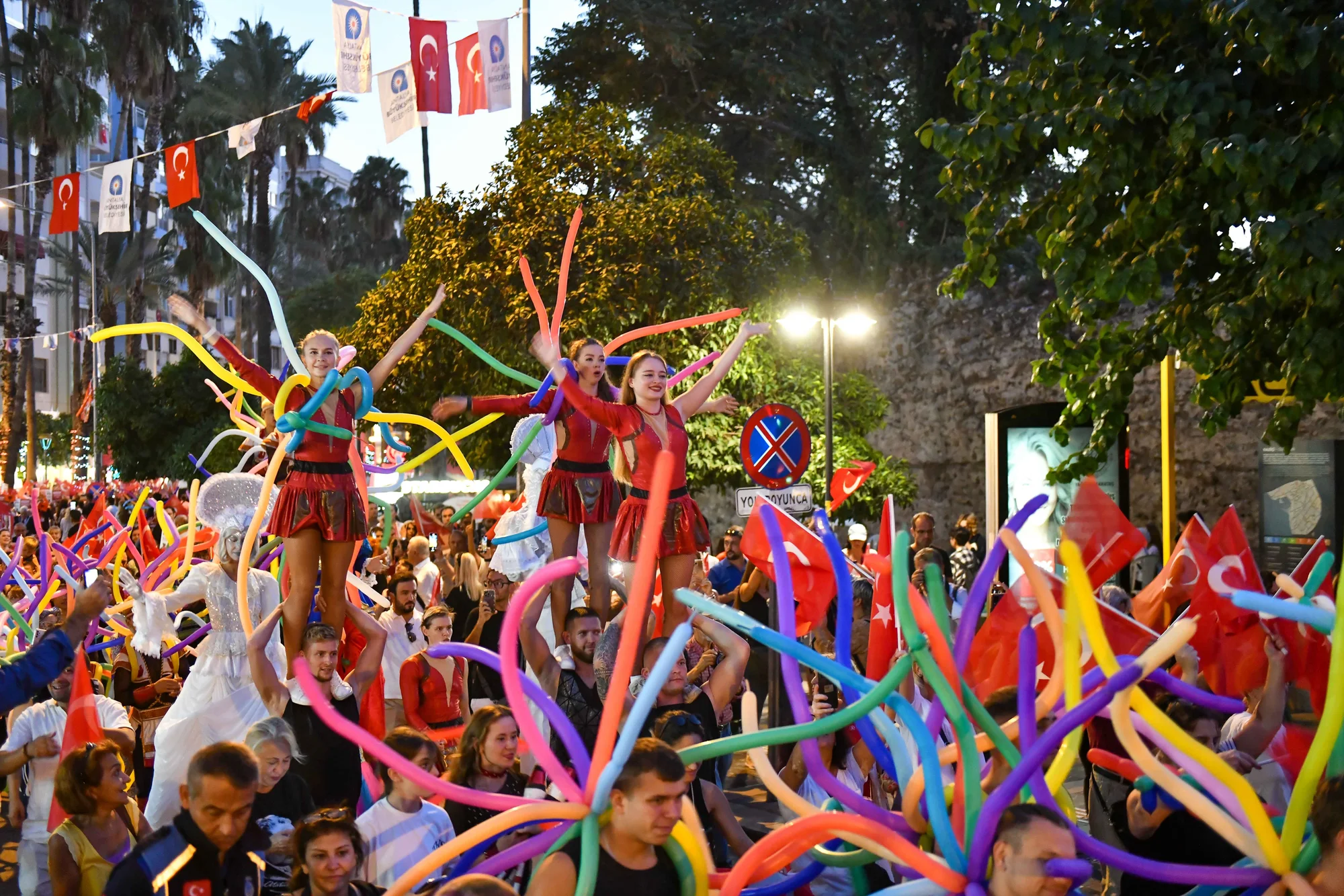 Tarihi Kaleiçi sokakları festivalle renklendi