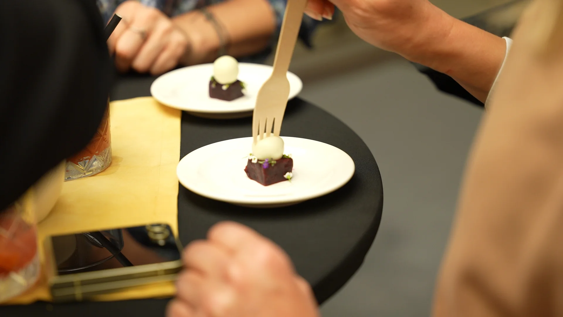 Barceló Hotel Group, otel tekstillerini çağdaş sanata dönüştüren yolculuğunu gastronomiye taşıdı
