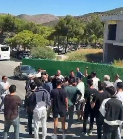 Maaşlarını alamayan otel çalışanları eylem yaptı: 400 müşteri otelde mahsur kaldı
