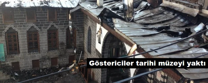 Göstericiler tarihi müzeyi yaktı