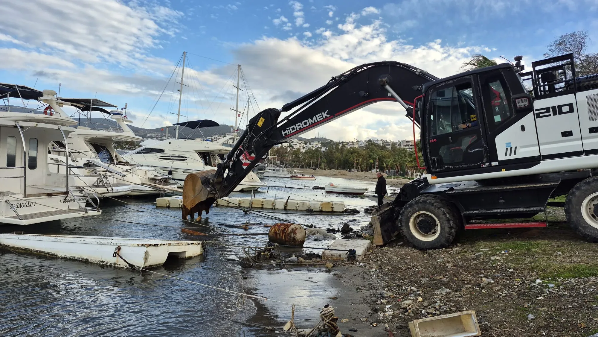 Bodrum’da 100 tekne koydan kaldırıldı iskeleler yıkıldı