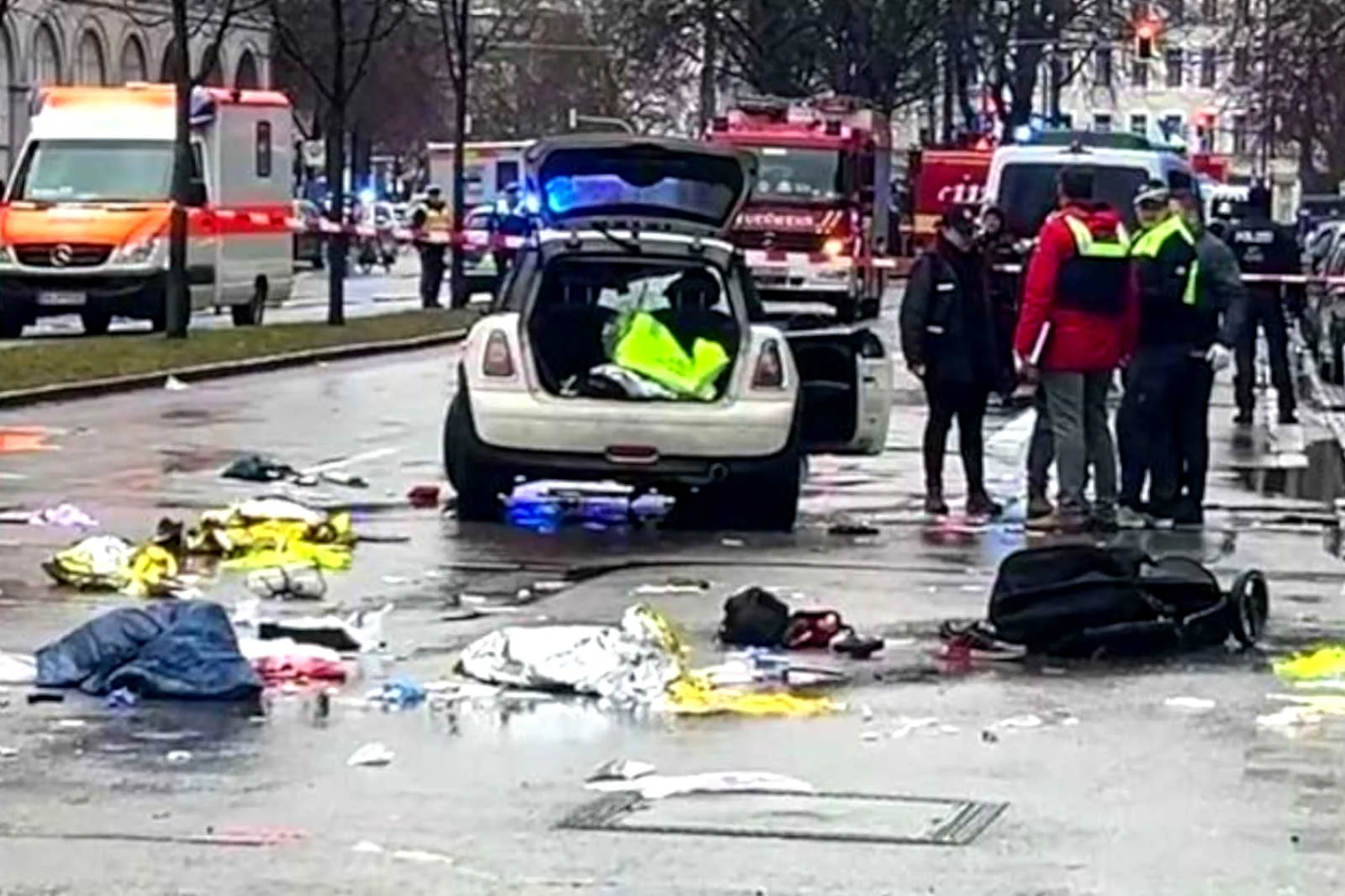 Almanya'da bir araç, işçilerin arasına daldı: 20 yaralı