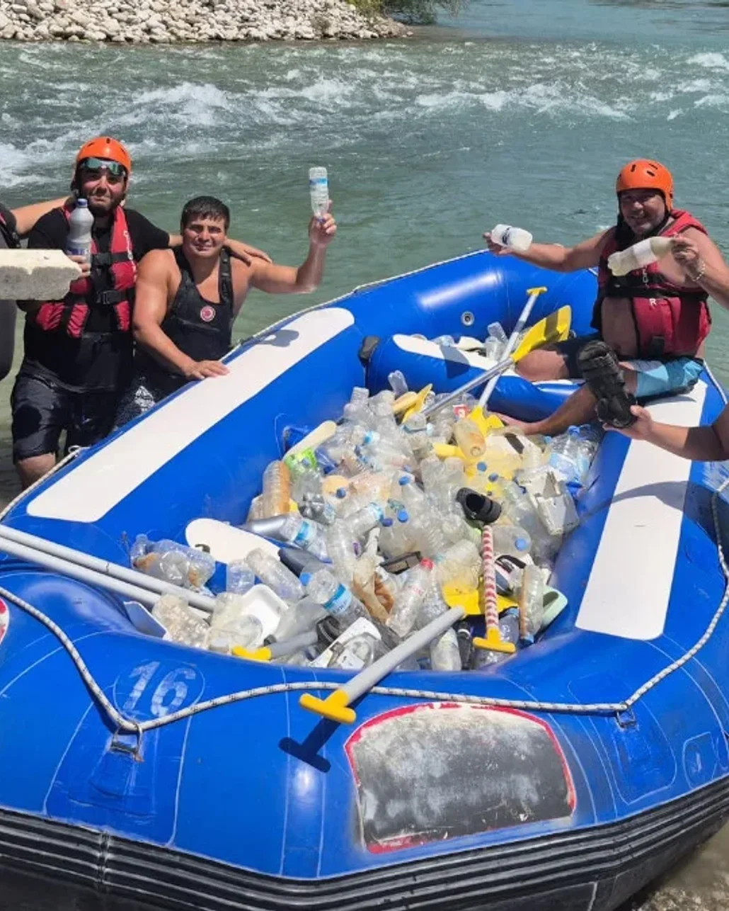 Antalya’nın ünlü rafting merkezinde raftingciler kürekleri bırakıp çöp topladı