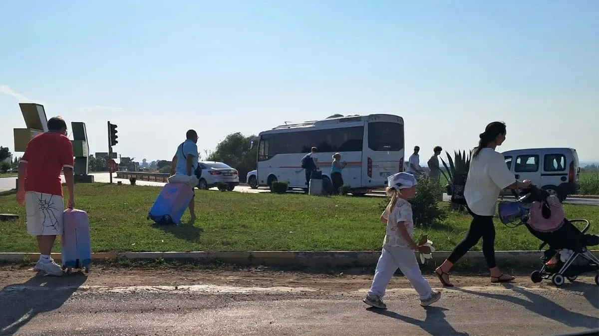 Kazaya karışan minibüsteki turistler, havalimanına gitmek için çevredekilerden yardım istedi
