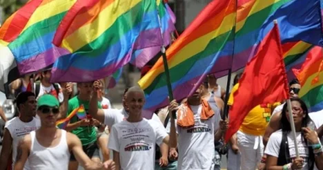 Gay ve lezbiyenlerin yürüyüşüne turist güvenliği için izin verilmedi