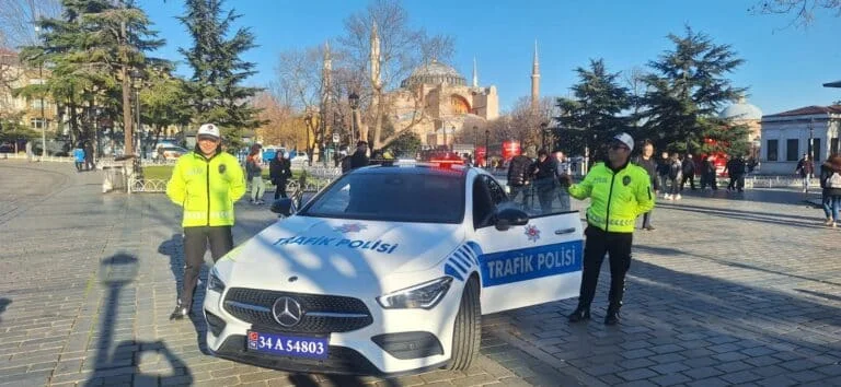 Suç örgütlerinin lüks araçları polis otosu oldu: Turistler büyük ilgi gösterdi