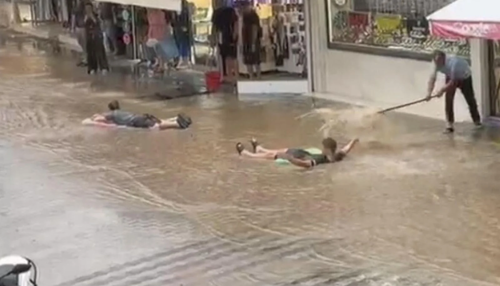 Fethiye'de turistler, şişme yataklarla sel sularında yüzdü