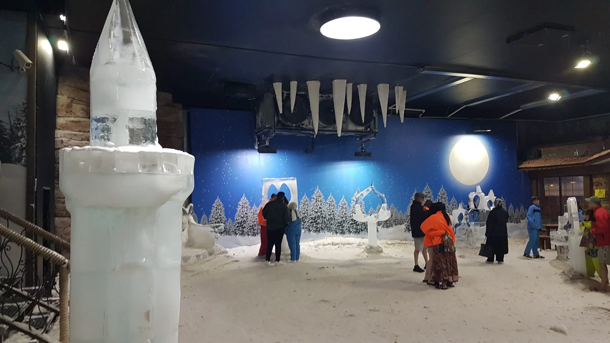 Antalya Aquarium, Antalya’yı yazın ortasında kar destinasyonu haline getirdi