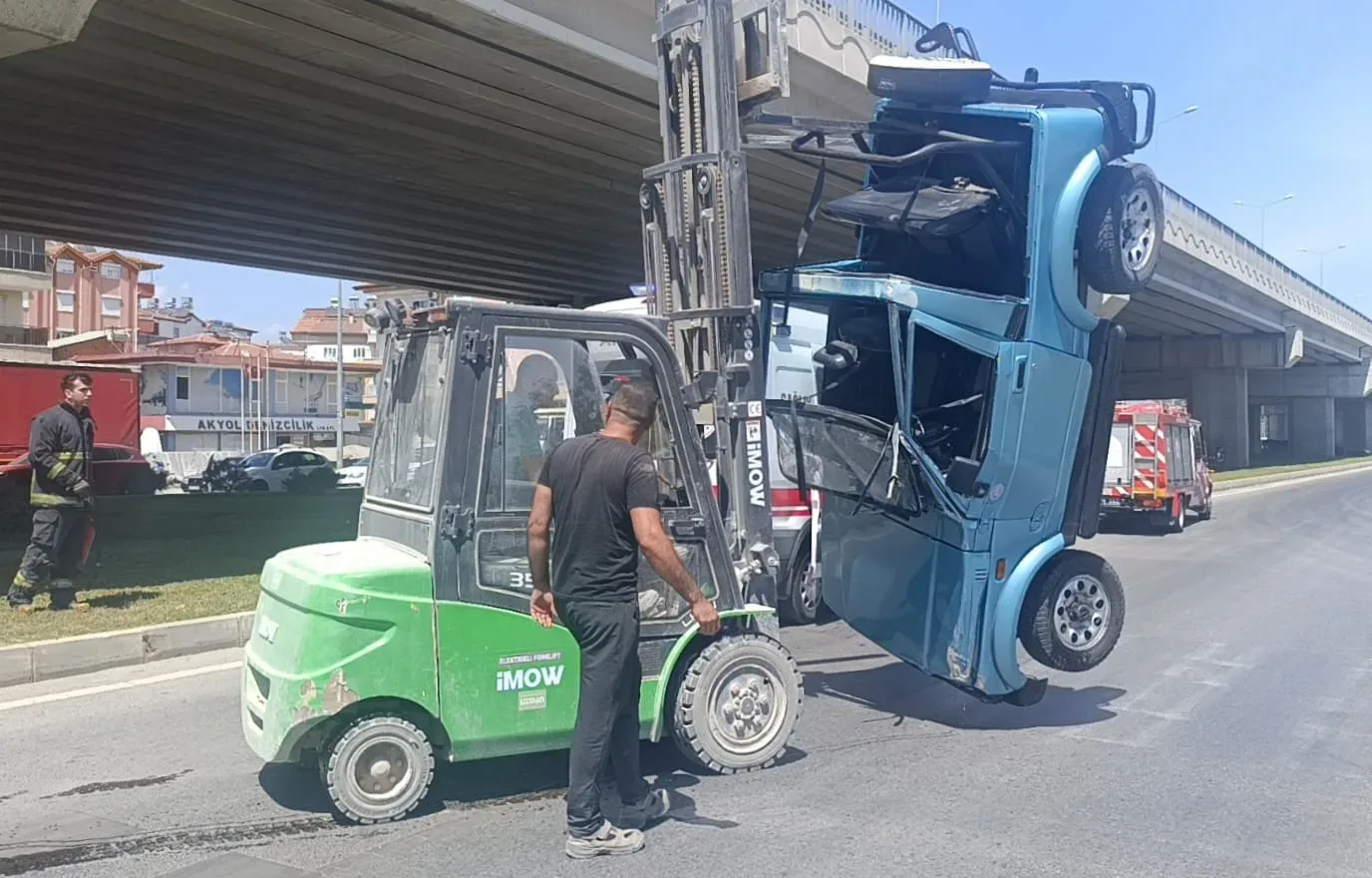 Antalya’da turistler devrilen araçtan forklift yardımıyla çıkarıldı