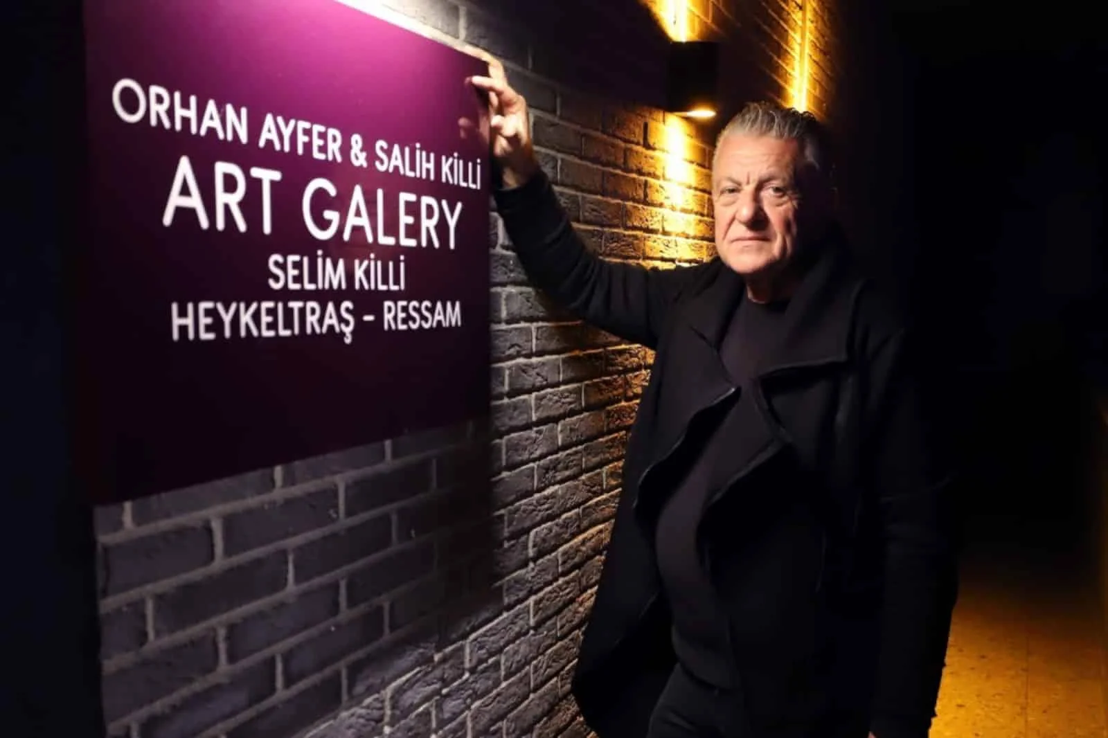 Hem otelci hem de sanatçı