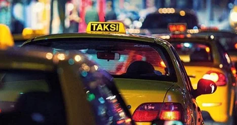 Taksi şoföründen örnek davranış: İçinde 12 bin dolar olan çantayı turiste teslim etti