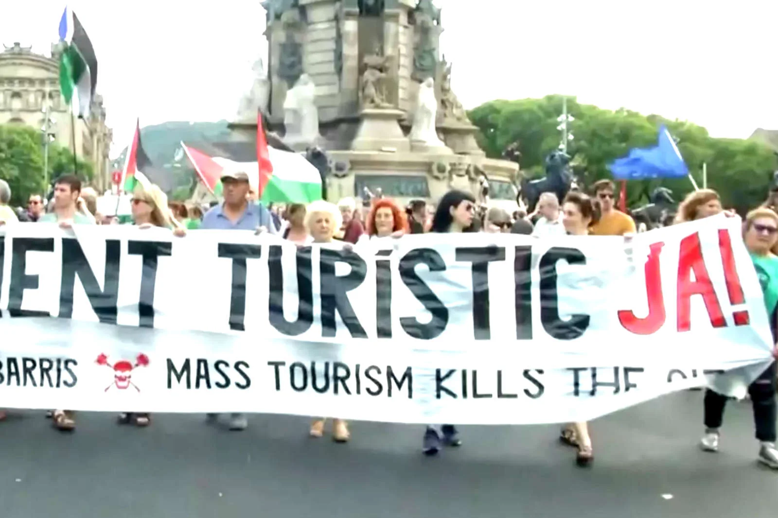 Barcelona’da “Turistler, evinize dönün” sloganları atıldı