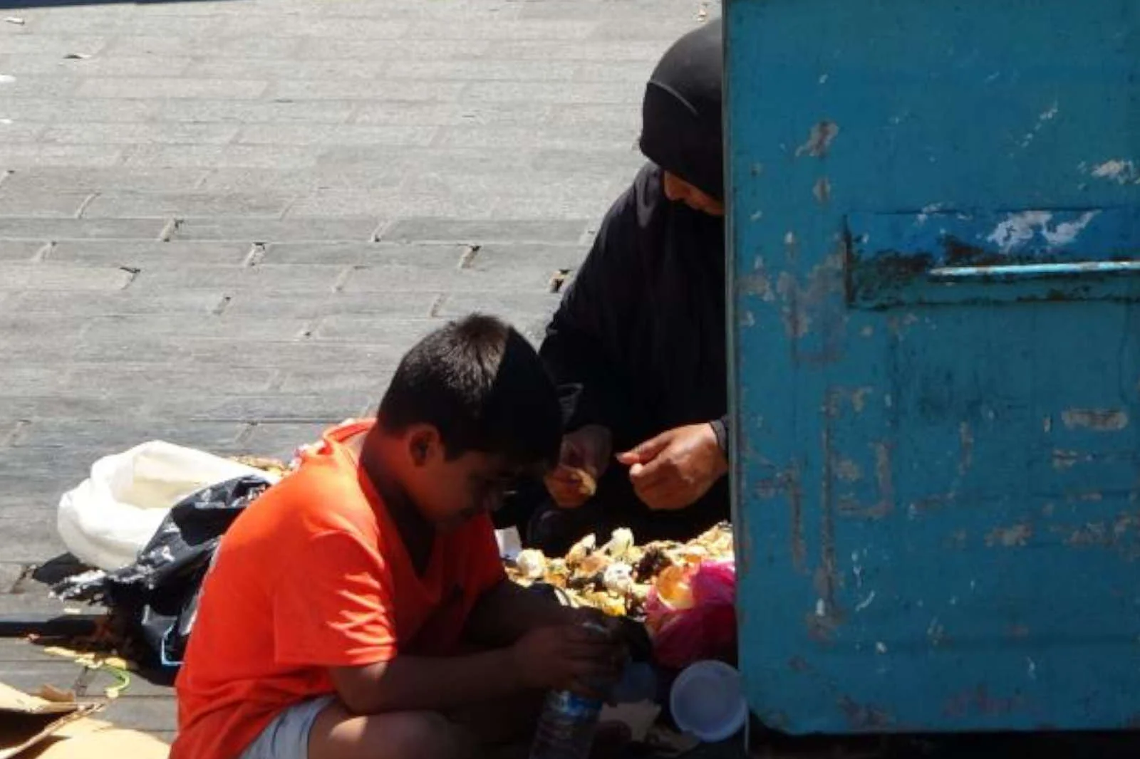 Çöpten yemek yeme numarası ile turistleri kandırıyor