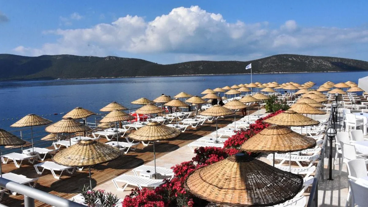 Halk plajlarında şezlong ve şemsiyeler emeklilere ücretsiz olacak
