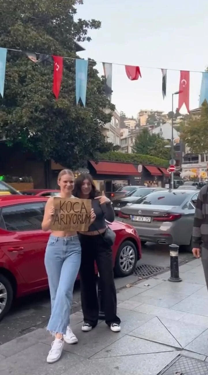 Belaruslu turist Taksim meydanında “Koca arıyorum” pankartı açtı