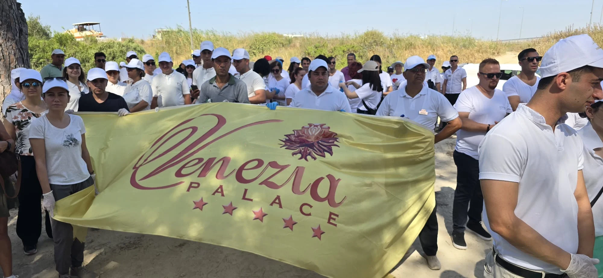 Venezia Palace Deluxe Hotel çalışanları Kumköy ormanında çevre temizliği yaptı