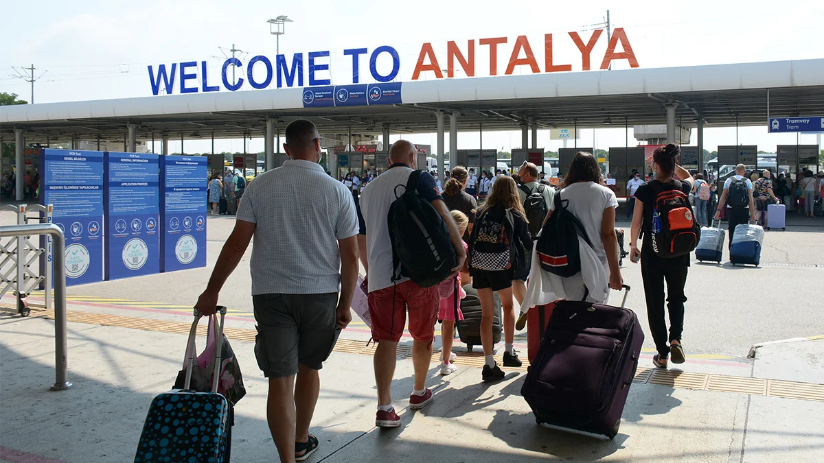Turizmde Ege dertli, Antalya'da yüzler gülüyor