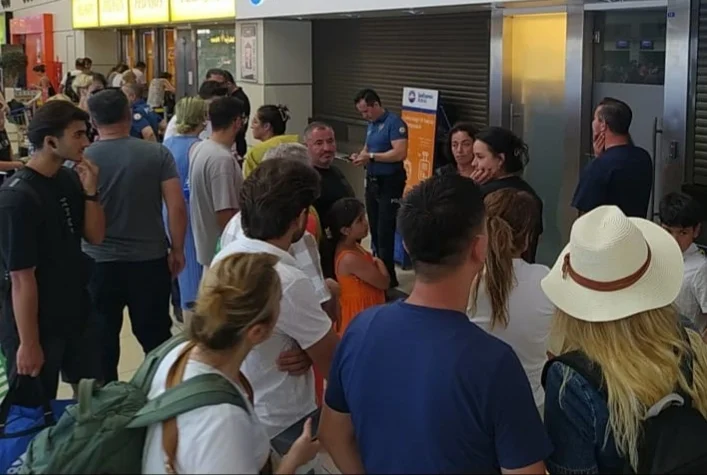 Antalya Havalimanı'nda yolcular uçak seferleri aksayan firmanın ofisini bastı