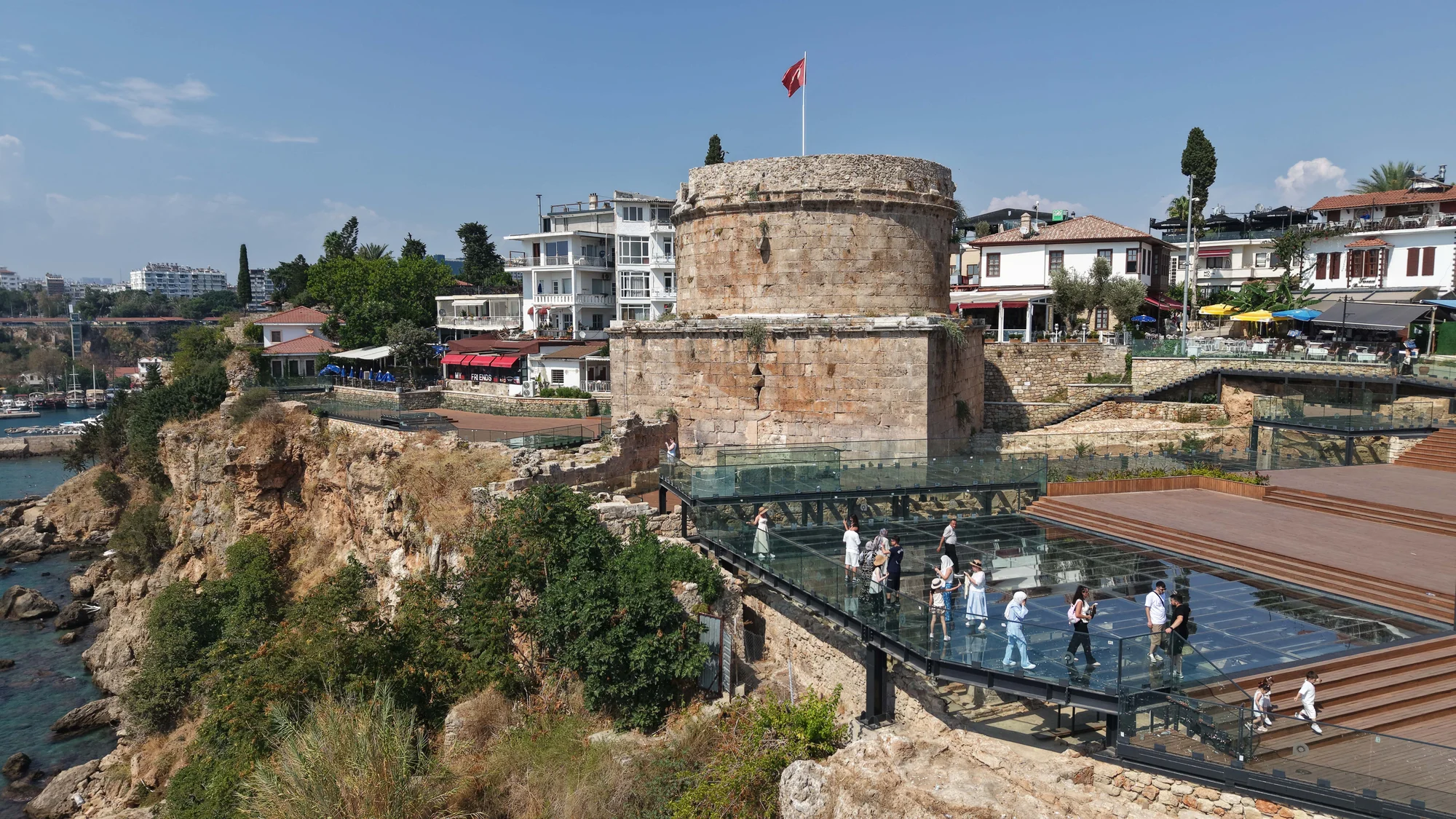 Antalya’nın simgelerinden Hıdırlık Kulesi, yeni seyir terası ile turistlerin gözdesi oldu