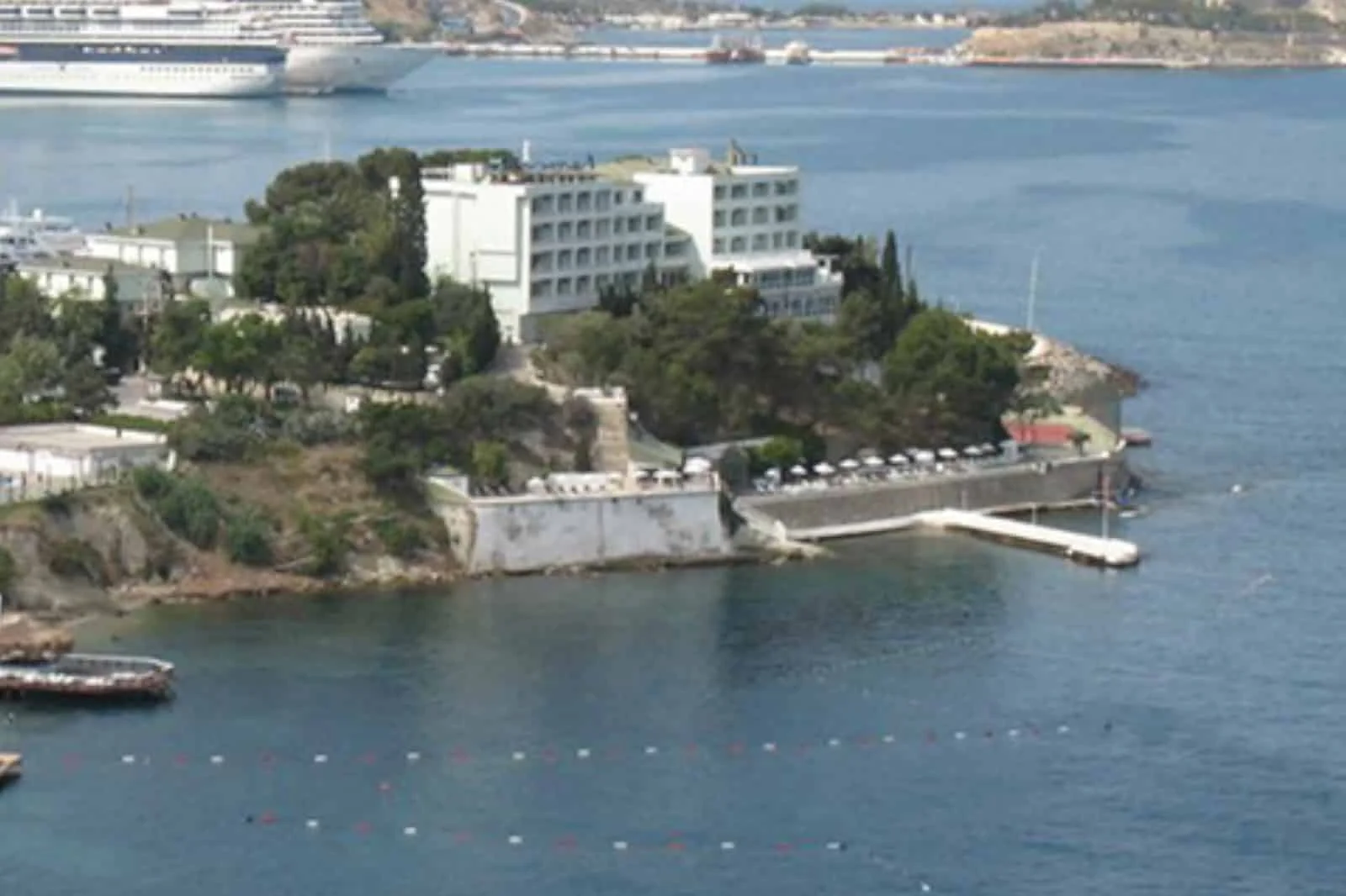 Tarihi otel yıkıldı