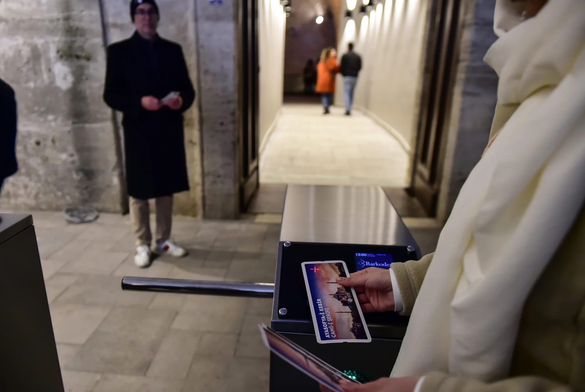 Ayasofya’ya girişler ayrıldı, turistler ücret ödemeye başladı