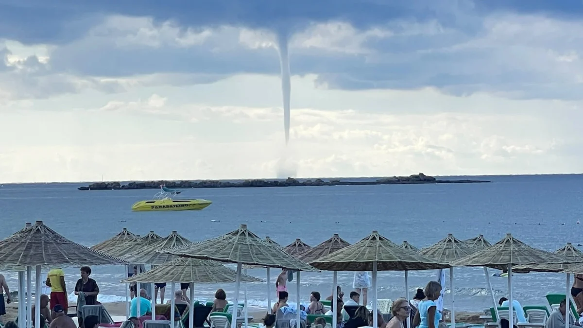 Antalya’da turistler hem denize girdi hem de Hortum’u izledi