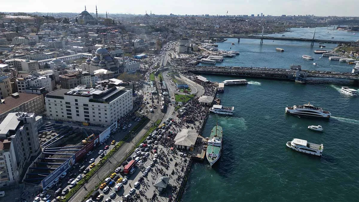 Bayramda vatandaşlar Eminönü'ne akın etti, adım atacak yer kalmadı