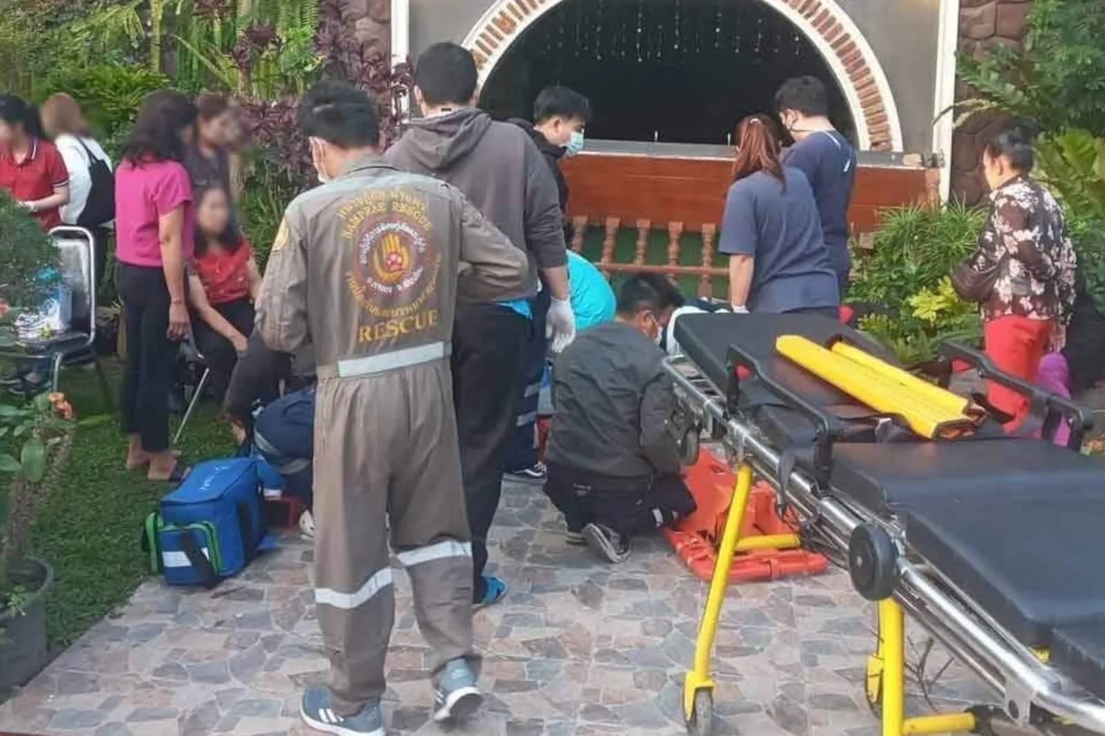 Otelin balkonu çöktü: 13 yaralı