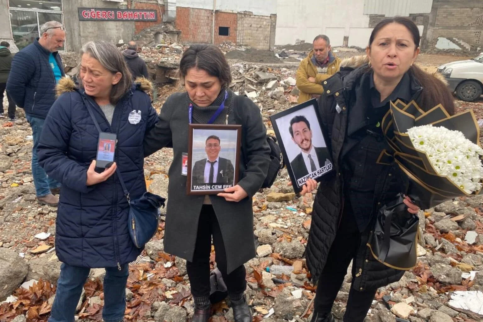 Otel enkazında gözyaşlarına boğuldular