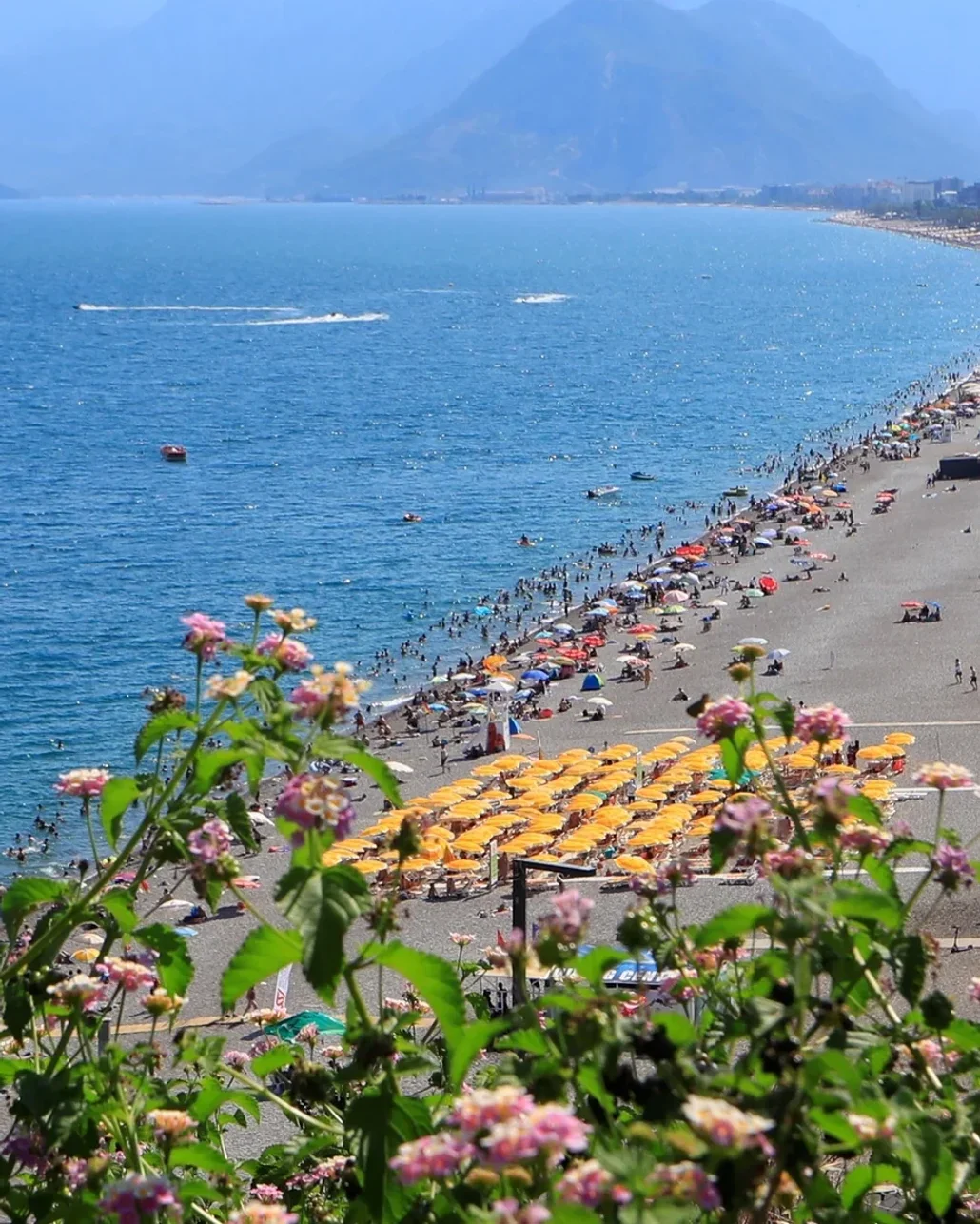 Antalya'da termometreler 41 dereceyi gösterdi, sıcaktan bunalan kendini denize attı