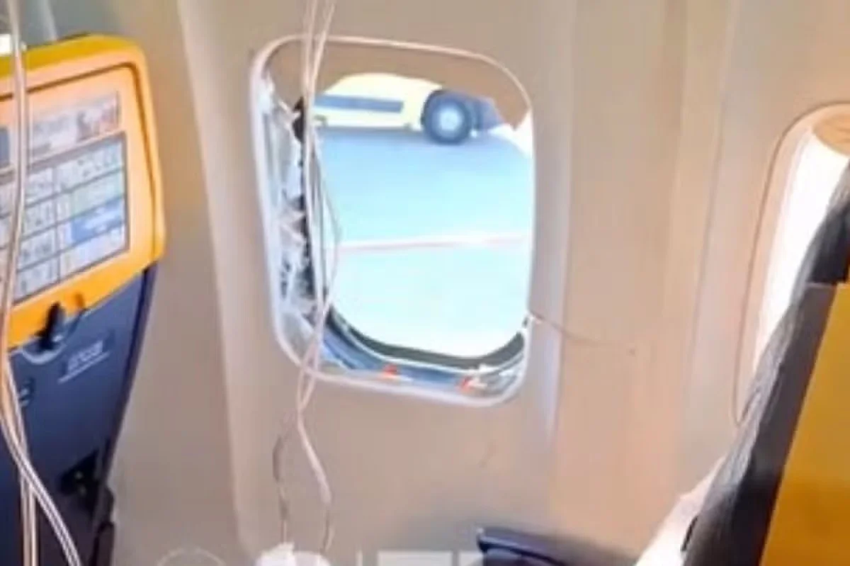 Uçağın motorundan kopan parça kabindeki camı kırdı, yolcu son anda dışarı fırlamaktan kurtuldu