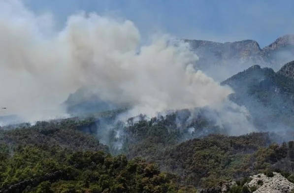 Kemer’deki orman yangını 17 saattir devam ediyor