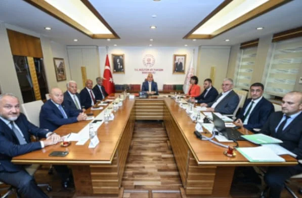 Belek turizm yatırımcıları, Turizm Bakanı Ersoy ile bir araya geldi